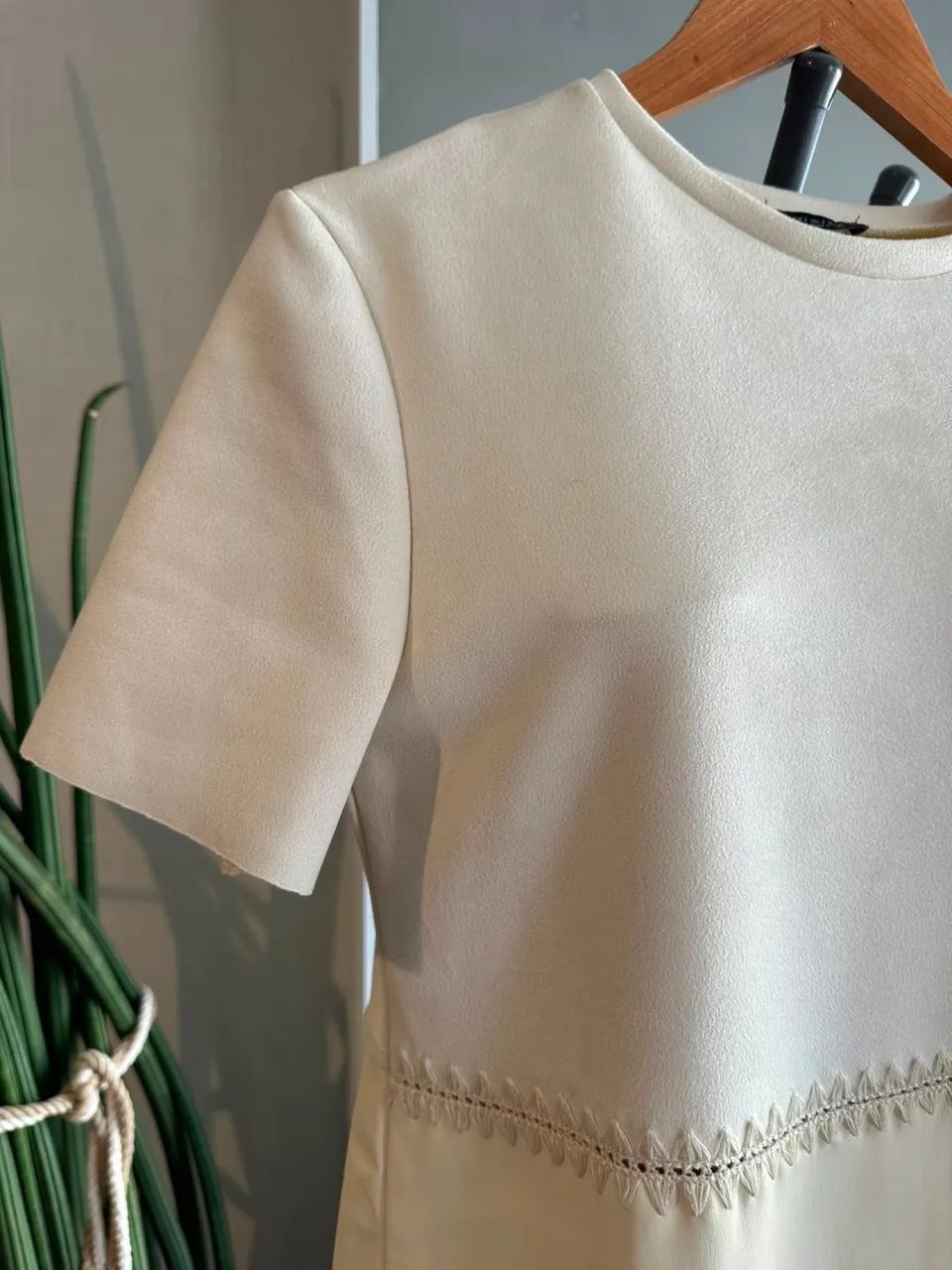 Vestido off white em couro, marca Zara, tam M - Foto 4