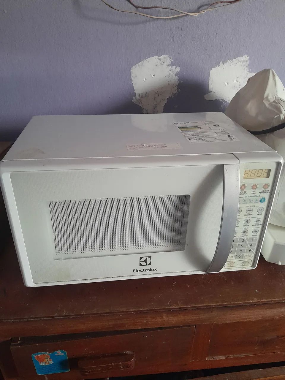 Micro-ondas e caixa do ar condicionado 