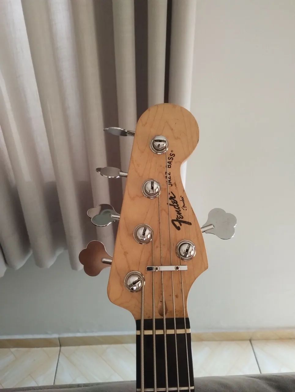 Baixo Fender Squier Deluxe 5C  - Foto 4