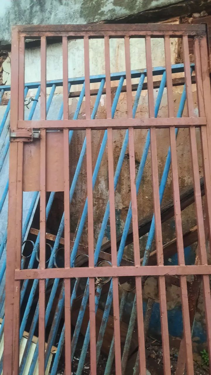 Excelente portão individual  ferro, com dois ferrolhos, pesado, ferro bom. - Foto 2