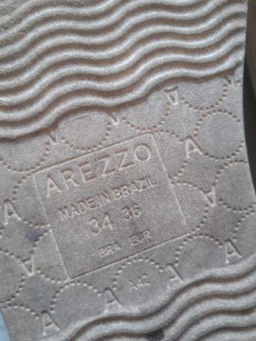 tenis com pompom arezzo