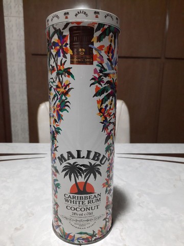 Embalagem metálica (lata) da bebida. Malibu coconut. 