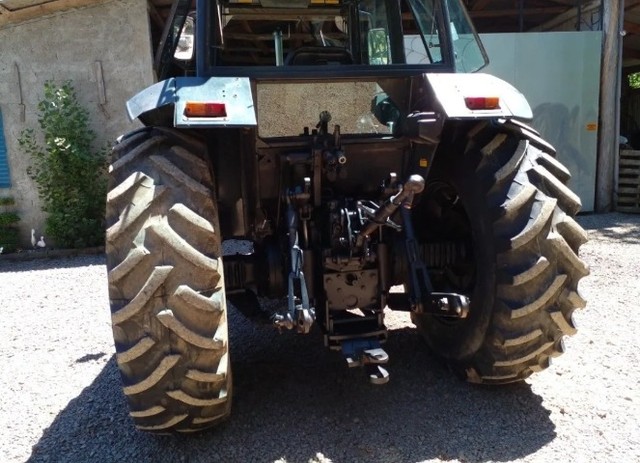 Trator Valtra cabinada 4x4 