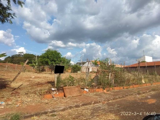 Venda de Terreno / Padrão na cidade de Araraquara
