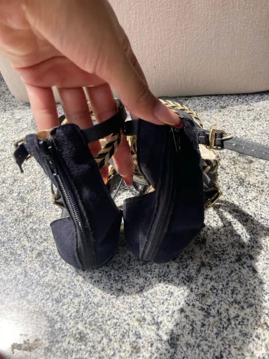 Sandália Feminina Preta com detalhe em dourado, tam 35 - Foto 6