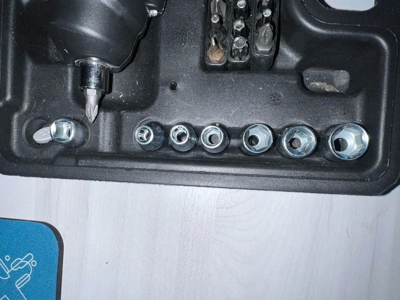 Parafusadeira/Furadeira com Kit de Bits - Foto 4