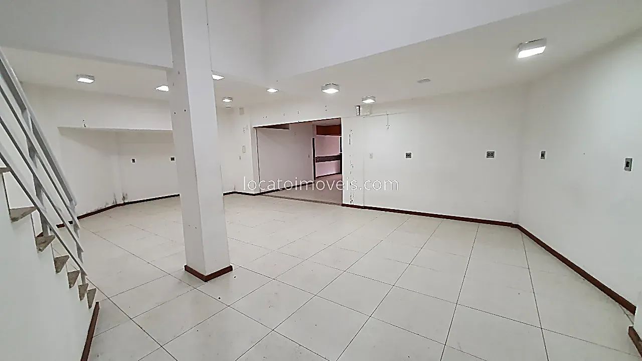 Lojão com Escritório e duas vagas com 194 m2 - Santa Catarina - Foto 7
