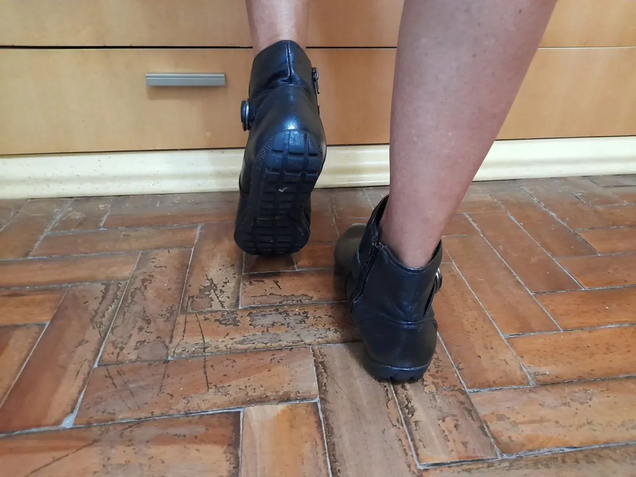 Vendo bota de couro, preta, tamanho 38 - Foto 4