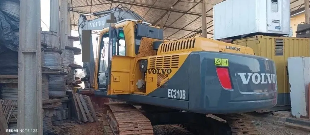 ESCAVADEIRA HIDRÁULICA VOLVO EC 210B 2012