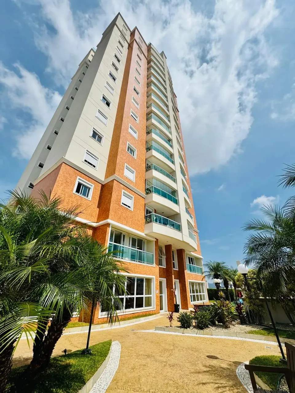 Vende lindo apto em Mogi das Cruze, bairro Centro, 3 dormitórios, sendo uma suíte, 77 m²,
