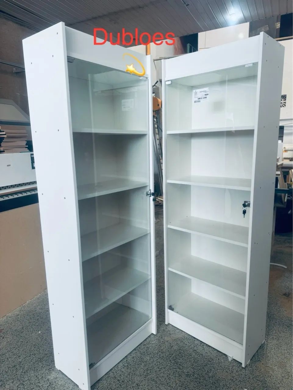 Vitrine com porta de vidro e chave 