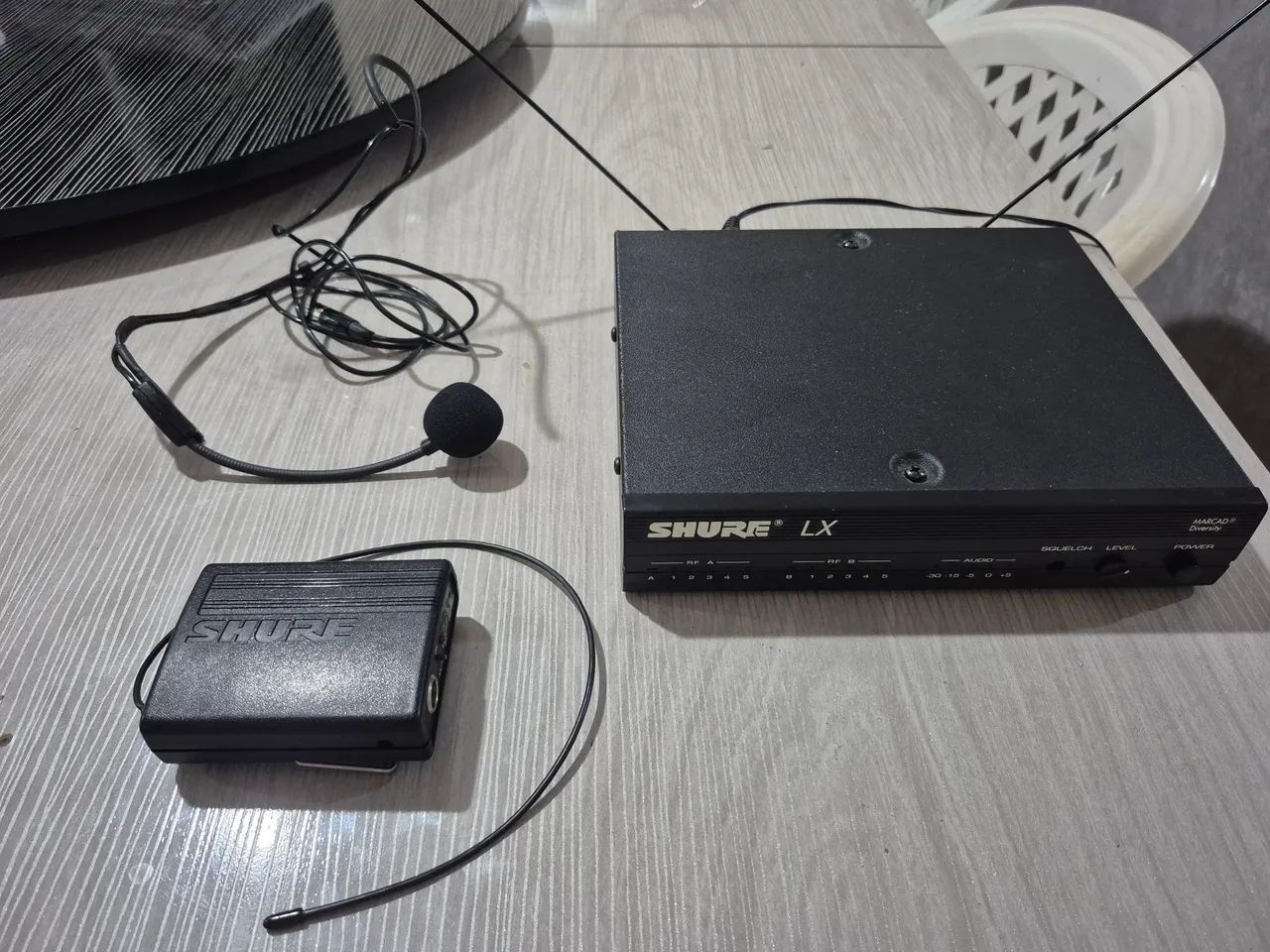 Shure LX4 - Receptor de Microfone Sem Fio