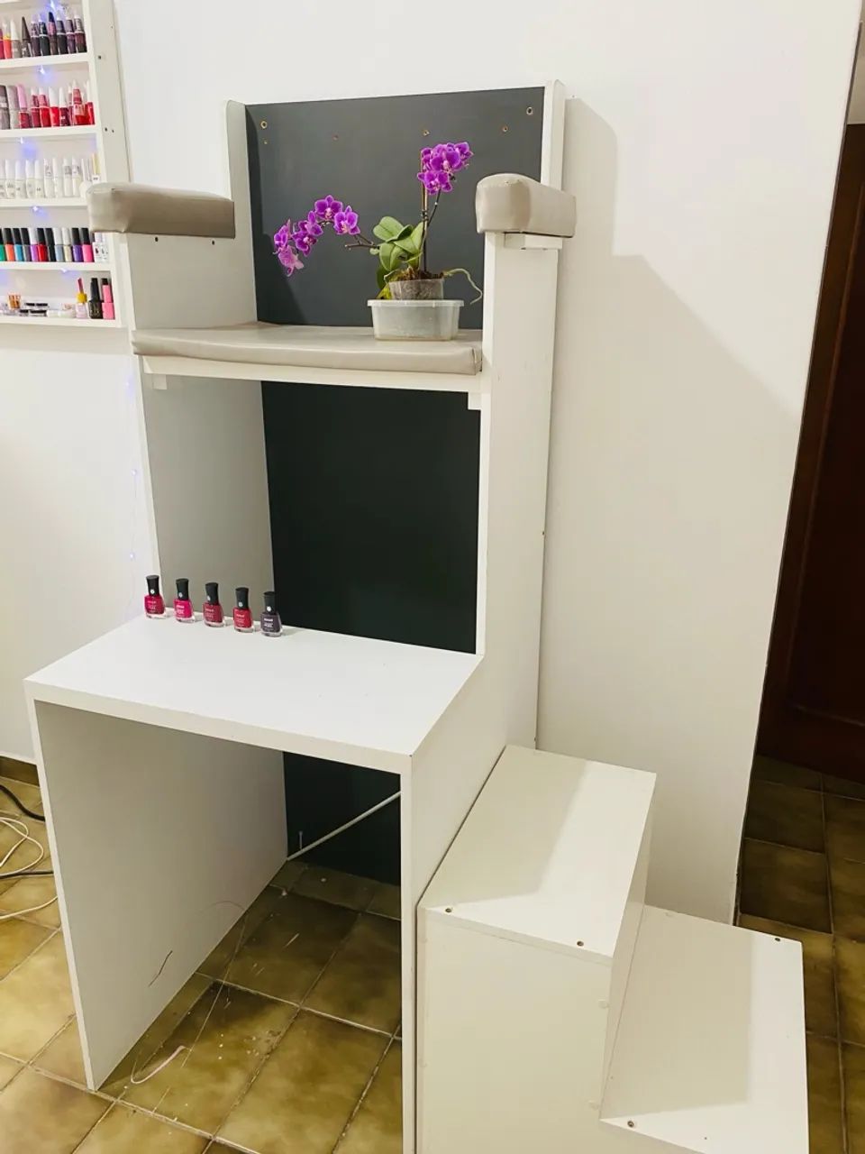 Mesa de manicure com gaveta e prateleiras