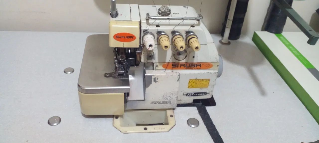 Máquina de Overlock Siruba 