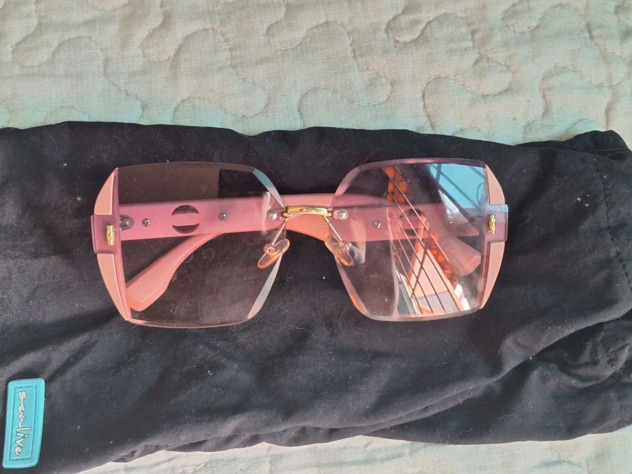 Óculos de sol rosa e dourado  - Foto 3