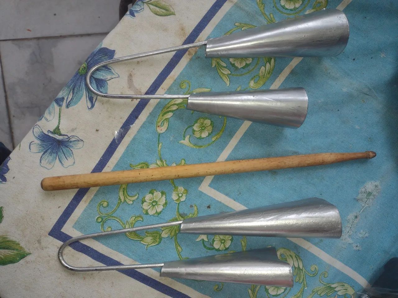 Agogo duplo de metal cor prata,a unidade