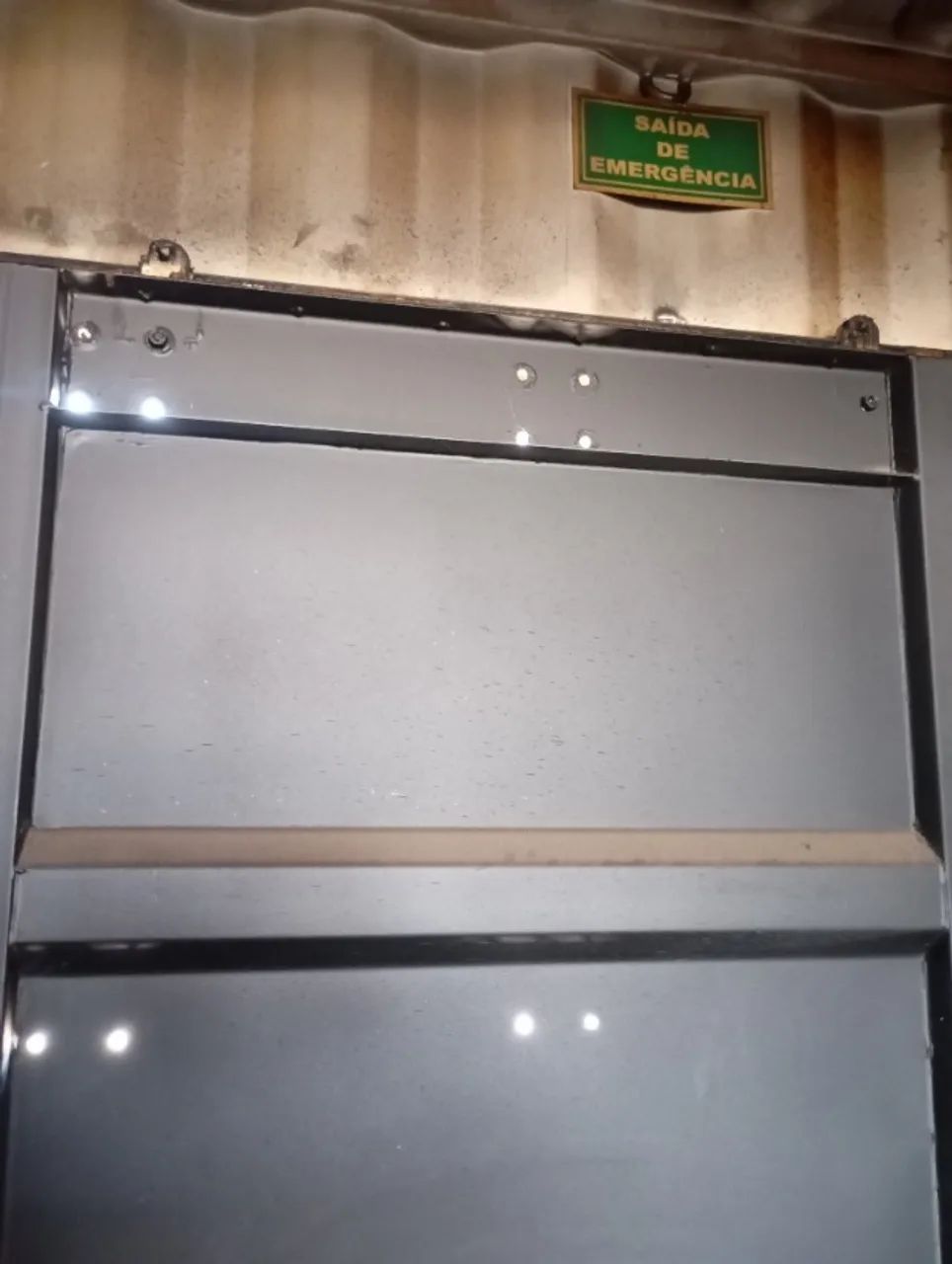 Vende-se Portão de Aço reforçado 5mm (porta de container) medindo 1,20m x 2,00m - Foto 4