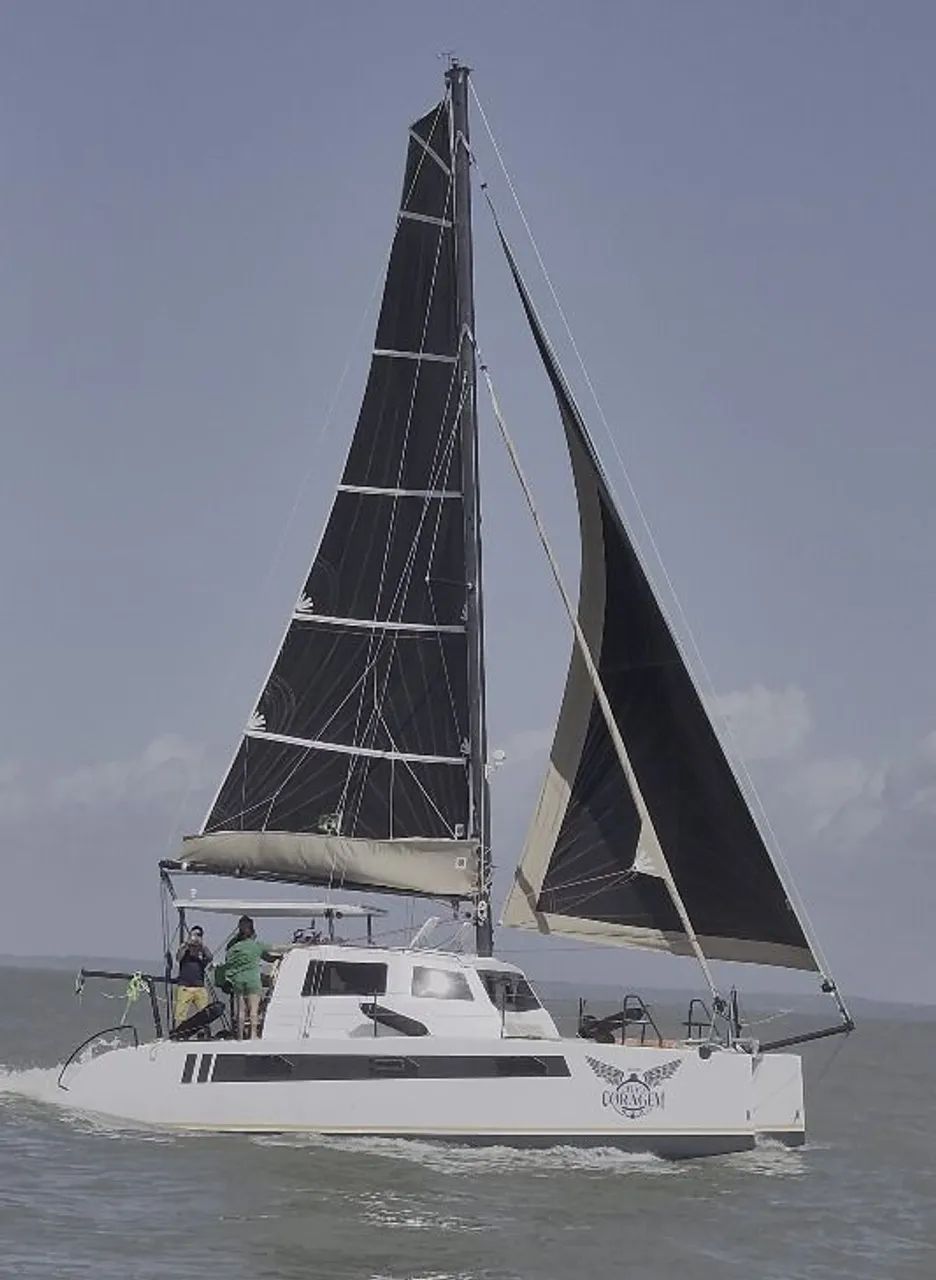 Catamara 30 pés lançado a água 2025