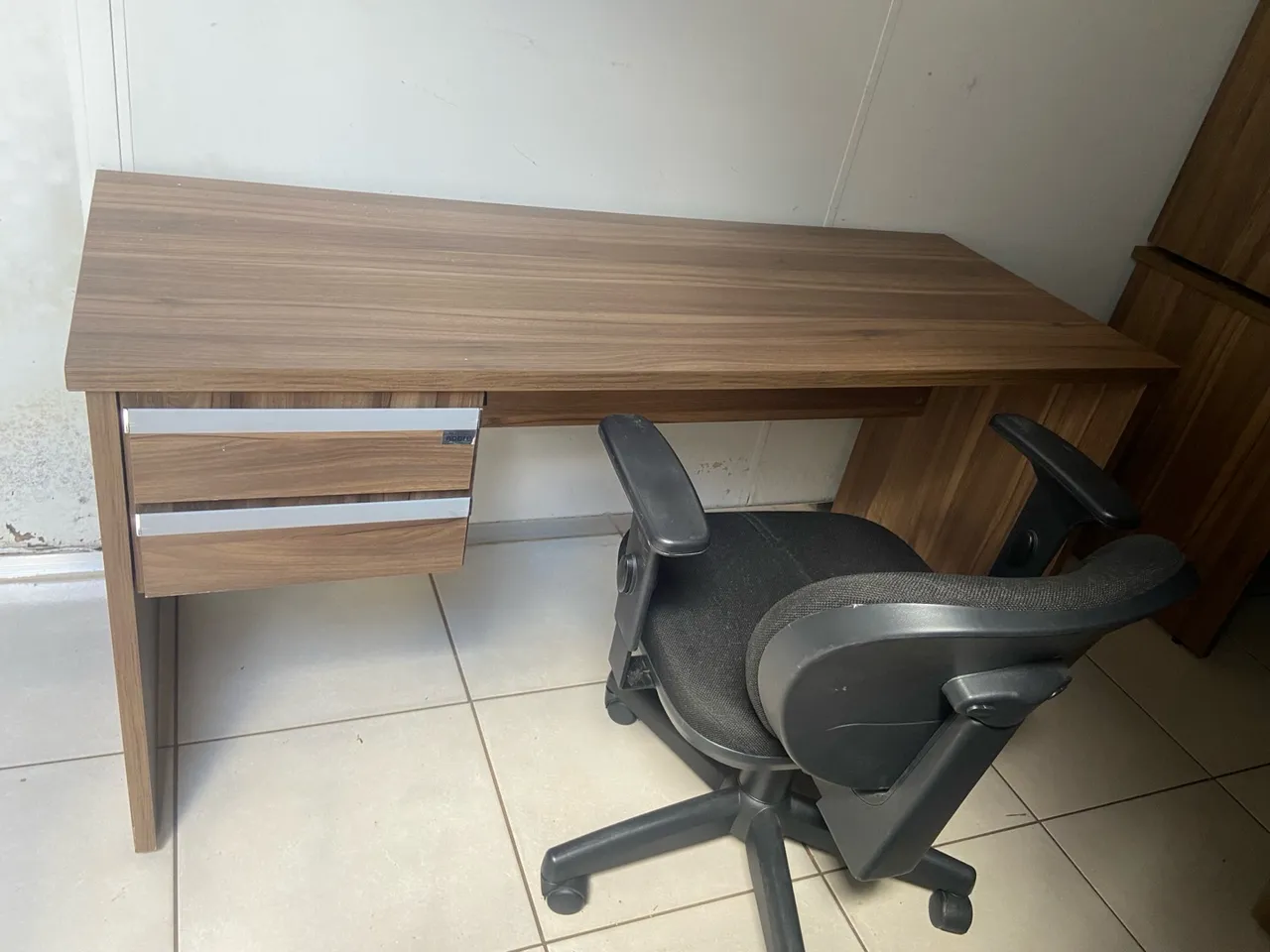 Mesa de Escritório Moderna com Gavetas