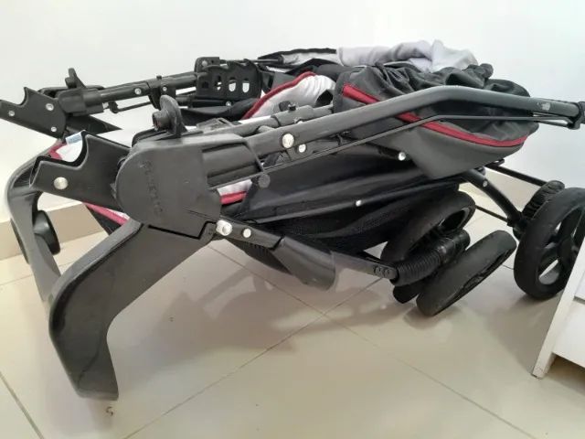 Carro de Bebê Dobrável Preto em Perfeito Estado de Conservação - Foto 3