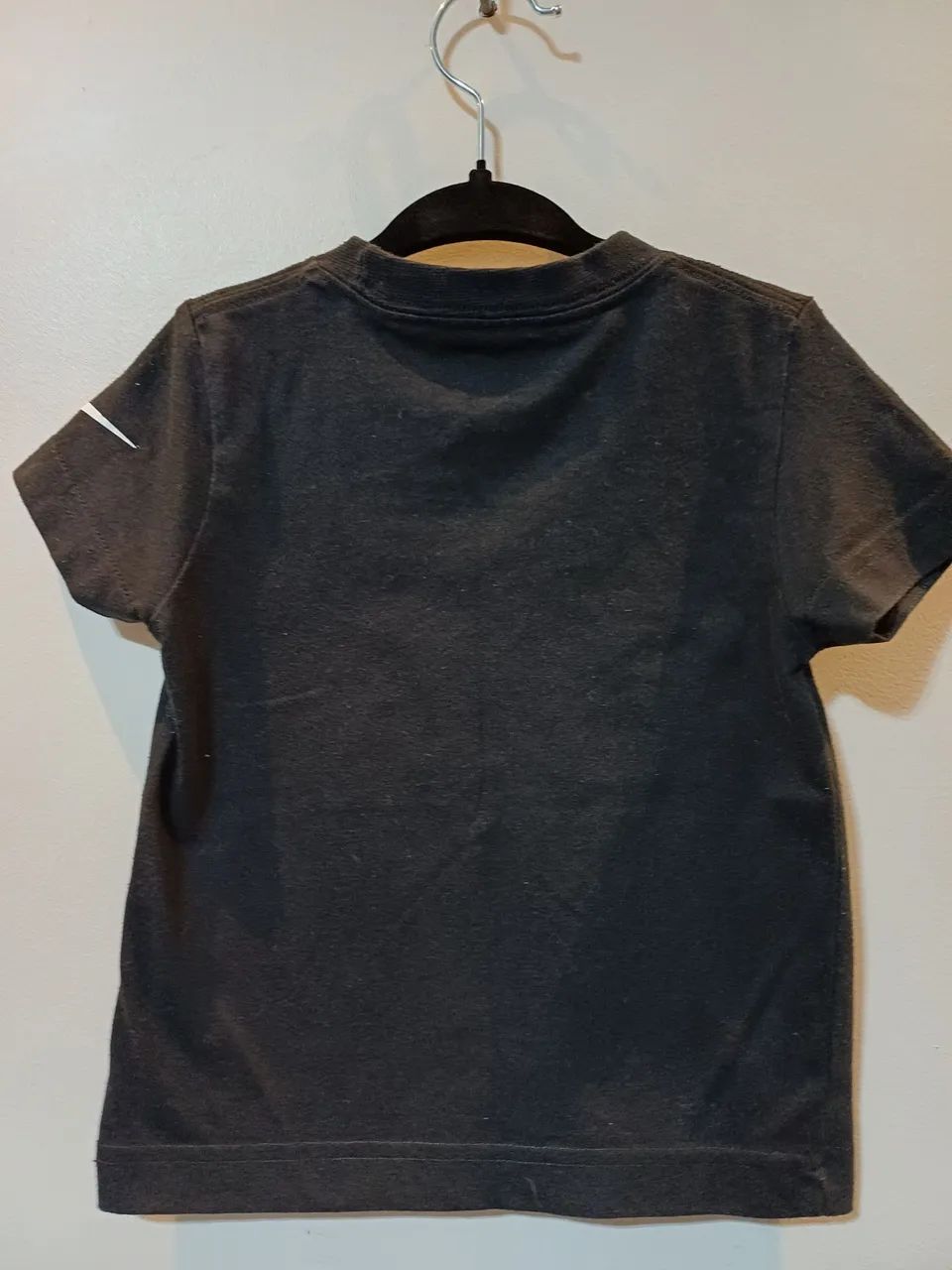Camiseta infantil Nike semi-nova preta, tam. 1-2 anos - Foto 2