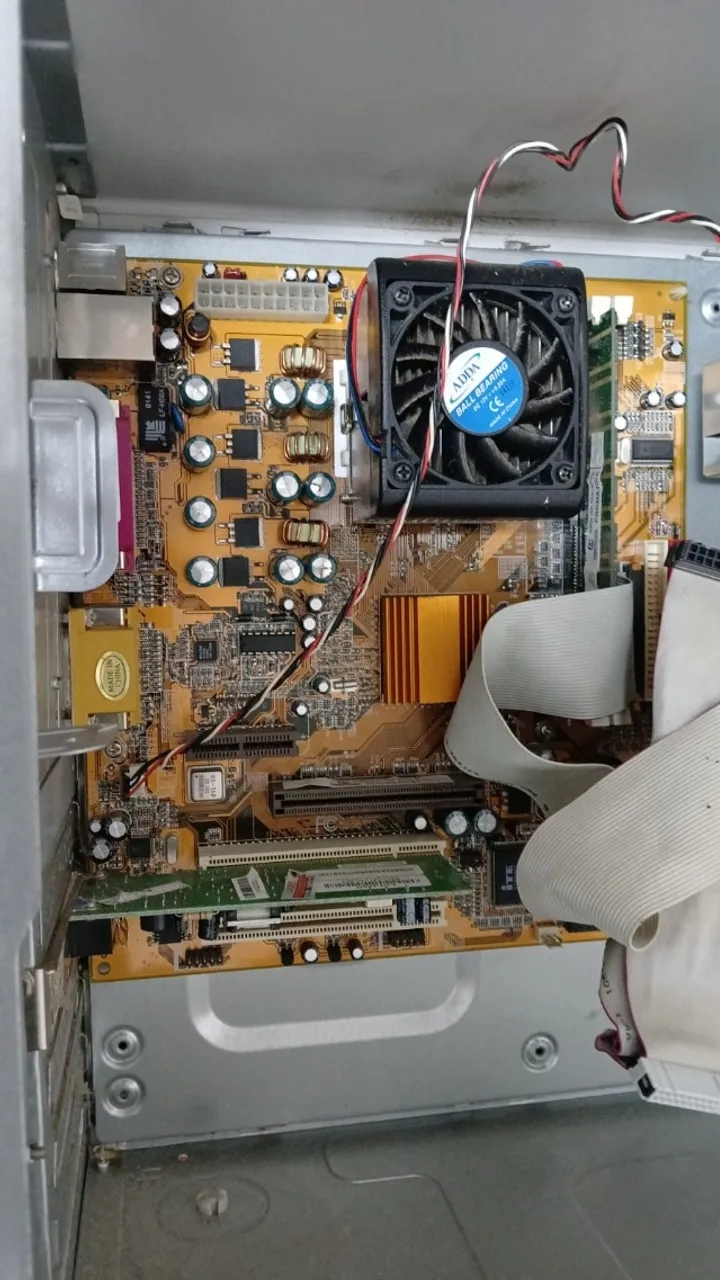 Computador antigo liga e desliga!!!!