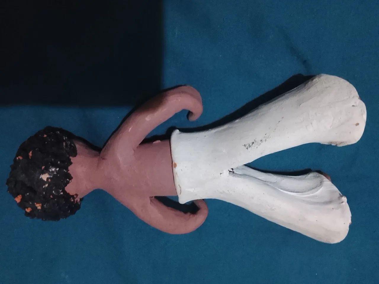 Escultura de cerâmica fria de homem negro 20 cm