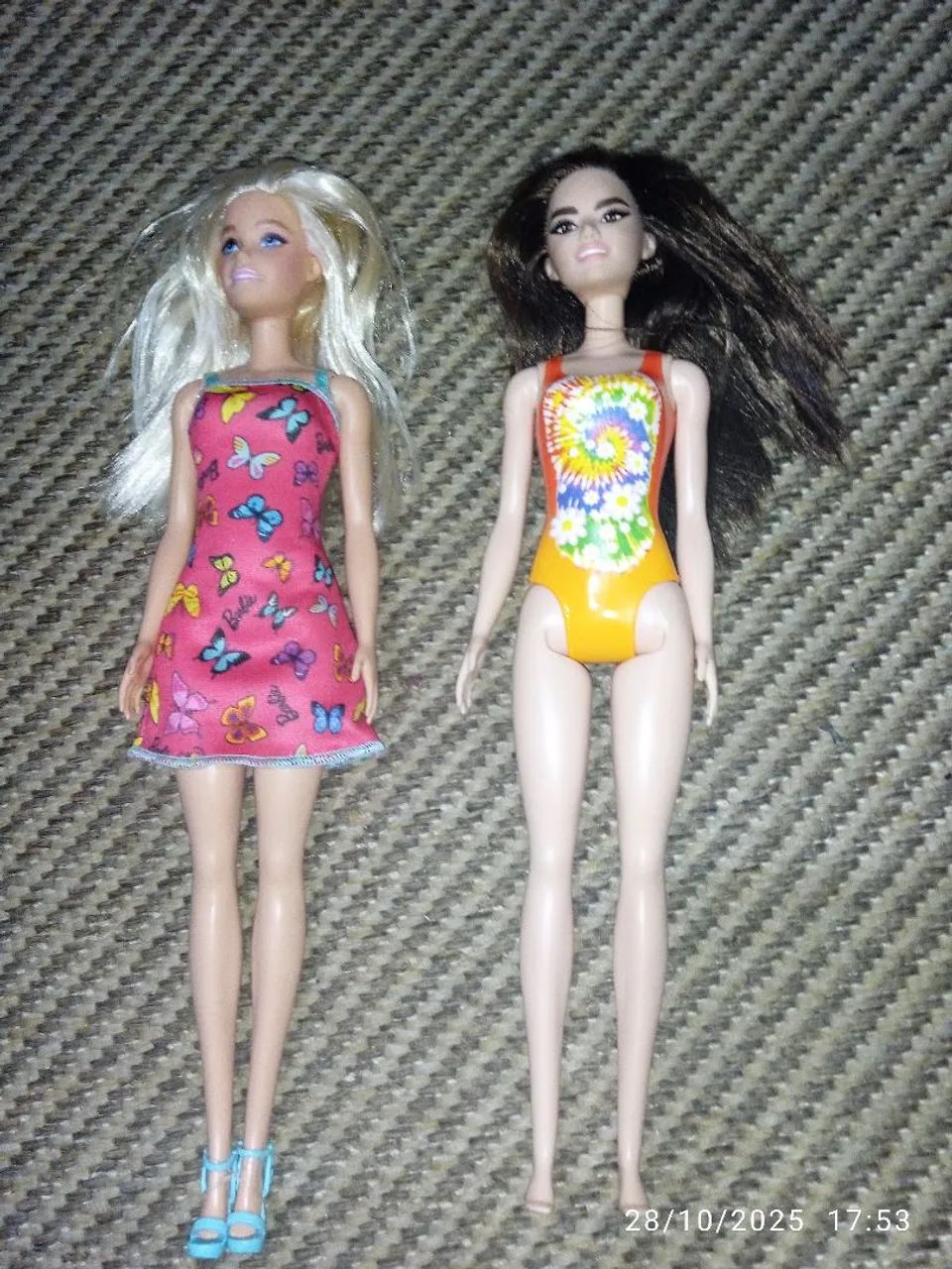 Par de Barbies - uma loira de 2015 e uma morena 2021.