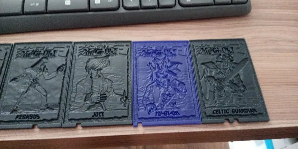 1 miniatura e 6 Cartas plásticas de personagens Yu GI Oh.  - Foto 5