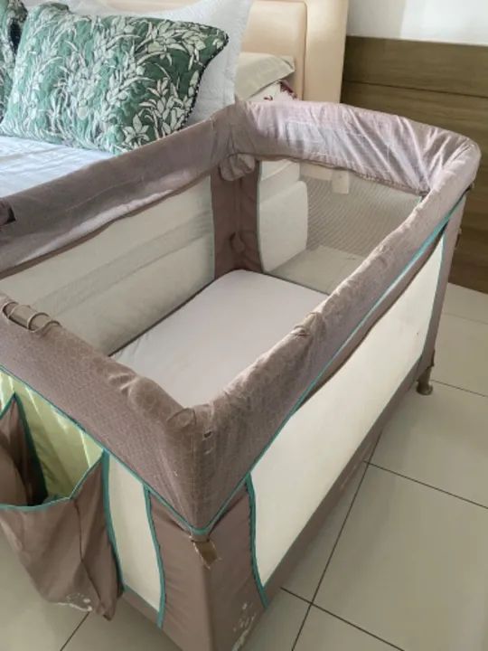 Berço portátil com colchão e lençóis 