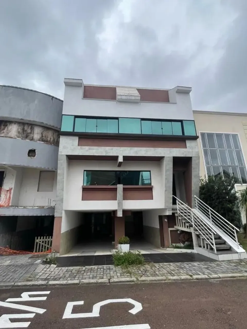 Sobrado para Locação em Curitiba, Bairro Alto, 3 dormitórios, 3 suítes, 4 banheiros, 5 vag