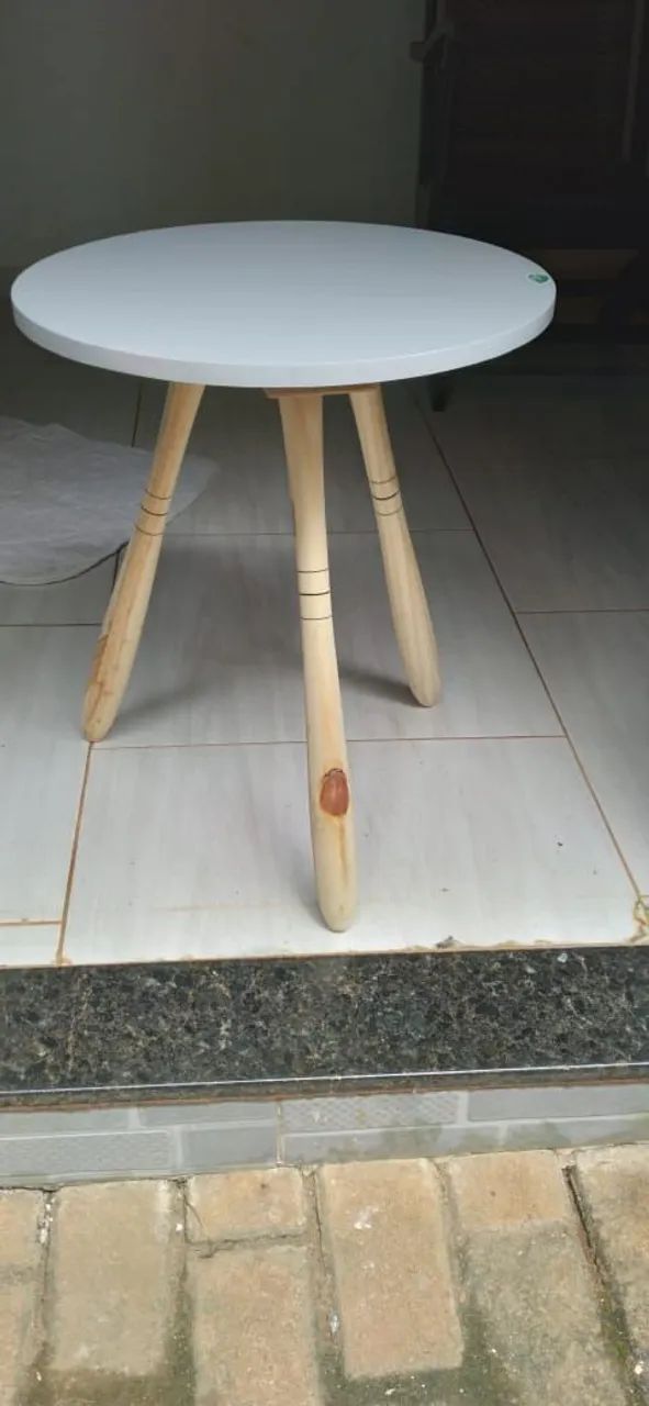 Mesa Lateral Redonda com Pés de Madeira - Foto 4