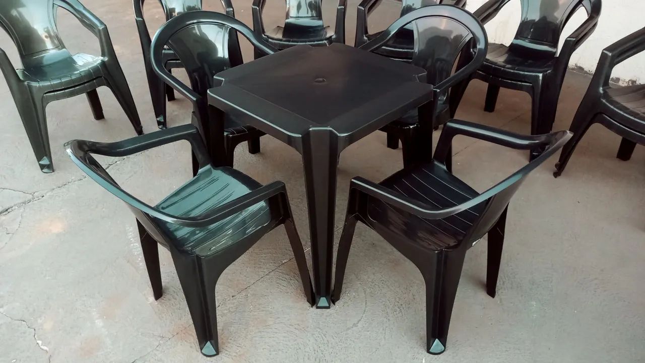 Conjunto de mesa e cadeiras de plástico preto! A única com 6 anos de garantia
