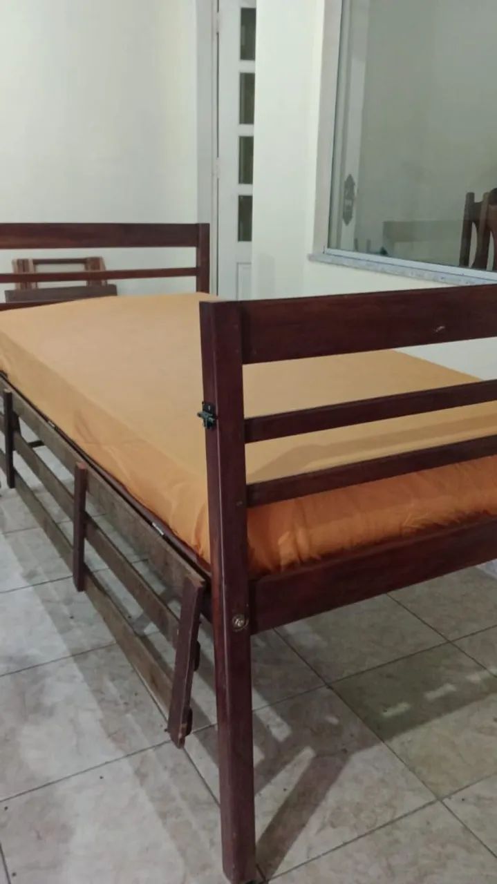 Cama tipo hospitalar em madeira maracatiara 