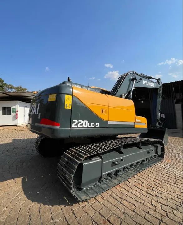 Escavadeira Hyundai 220 LC-9 ano 2018 com média de 6500 horas, em MG - Foto 4