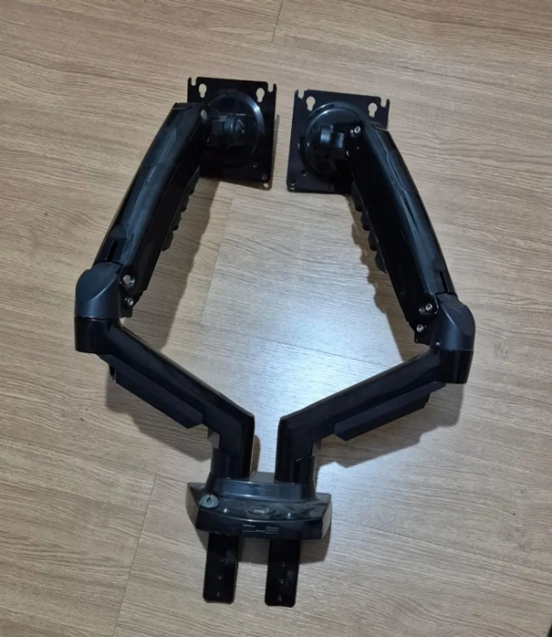 Gaming computer with two monitors64317908661505123