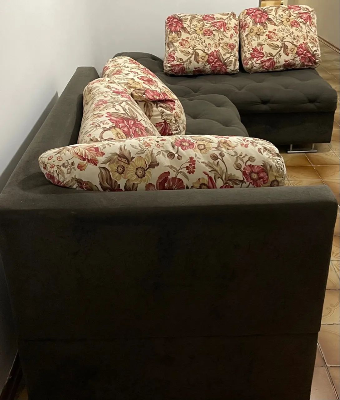 Sofá tecido suede em L, ele não está na posição correta, pois não cabe na sala
