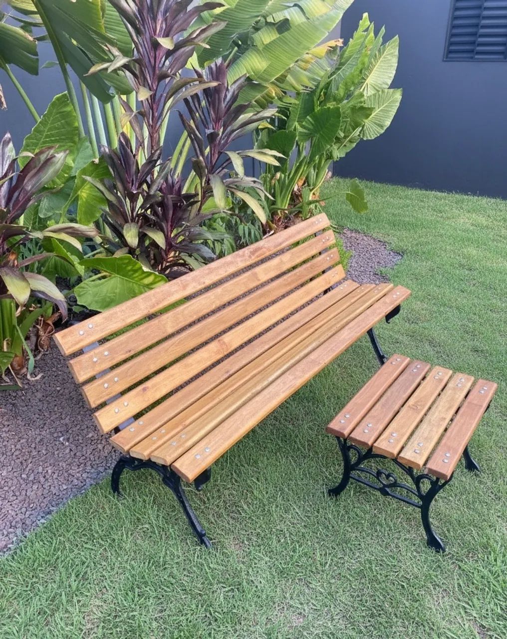 Conjunto de Banco e Mesa de Jardim Pés de ferro . - Foto 3