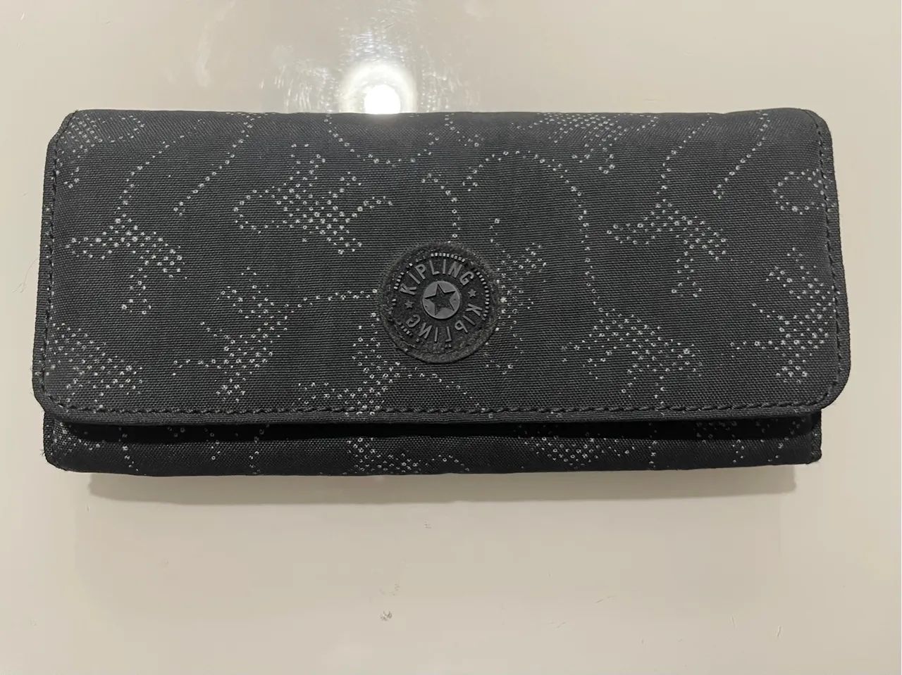 Bolsa Kipling Preta com Estampa de Estrelas - Foto 2