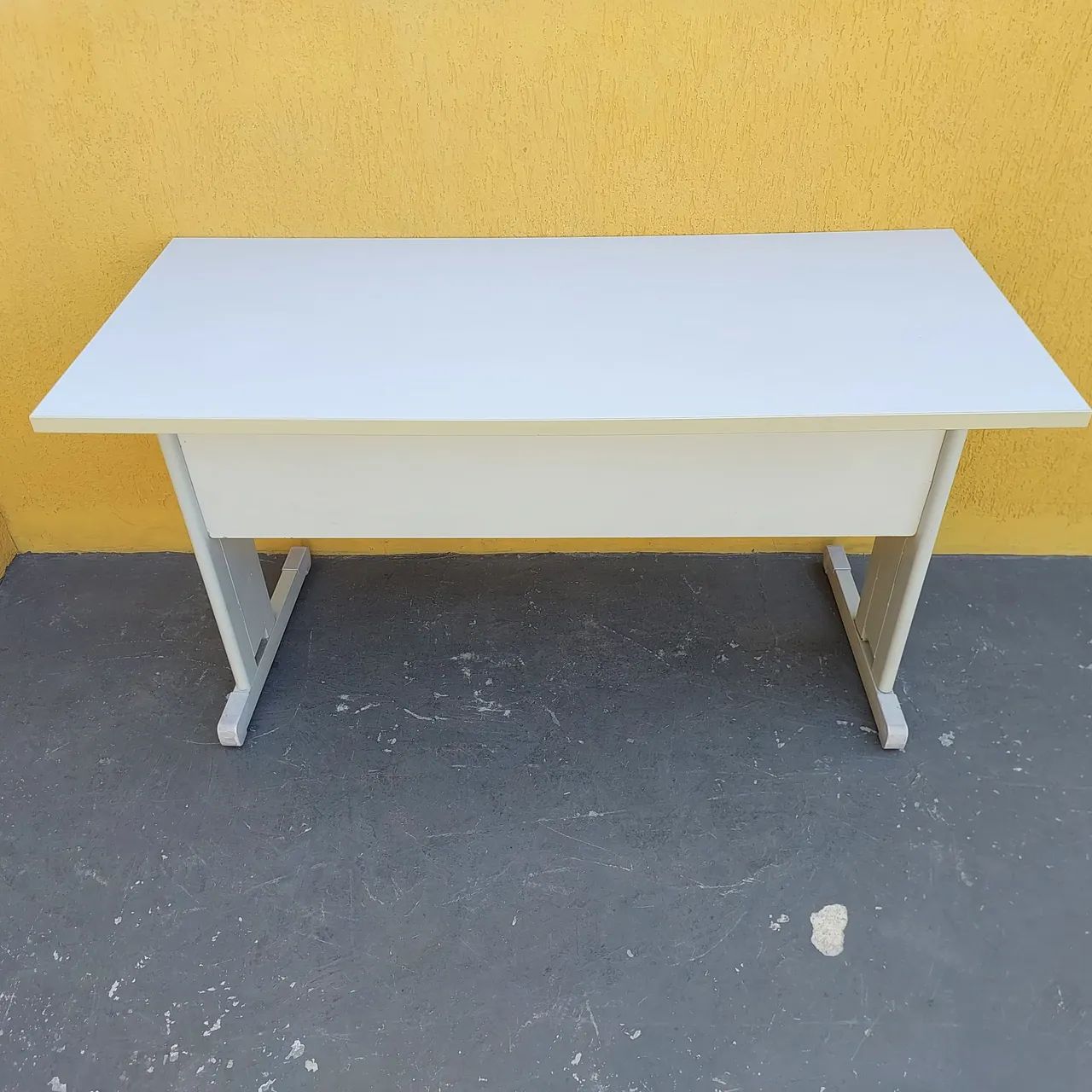 Mesa escritório reta 1.37cm largura  - Foto 3