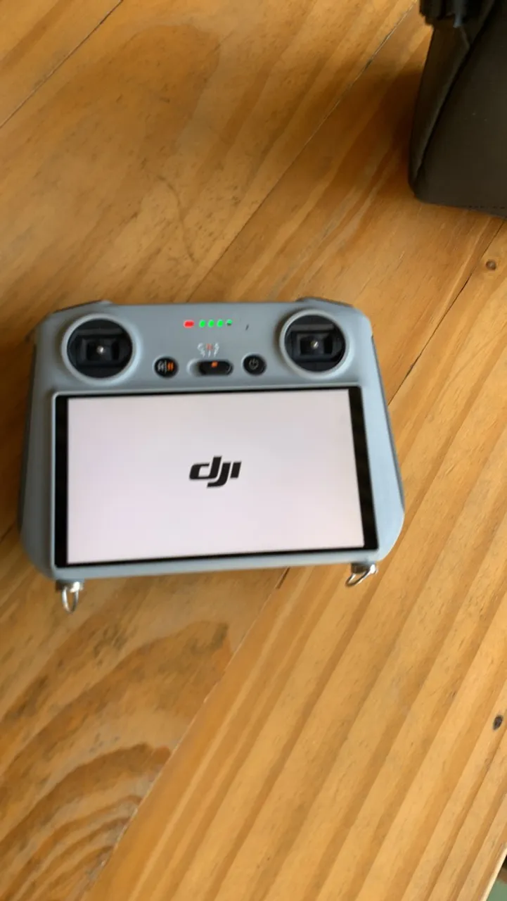 Controle Remoto DJI - Tela Integrada