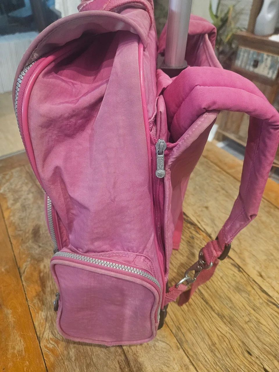 Mochila de Rodinhas Kipling Rosa - Usada  - Foto 4