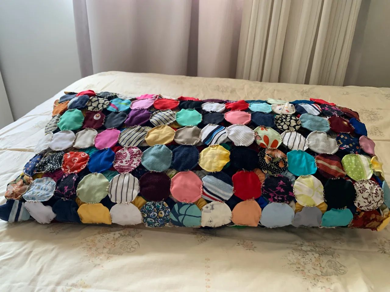 Cocha de cama de casal fuxico.