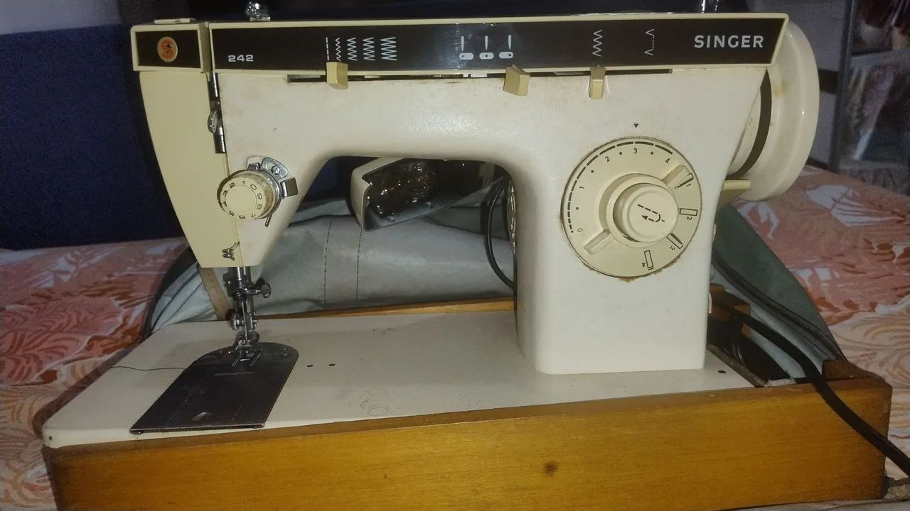 Máquina de Costura Singer 242 - Foto 2