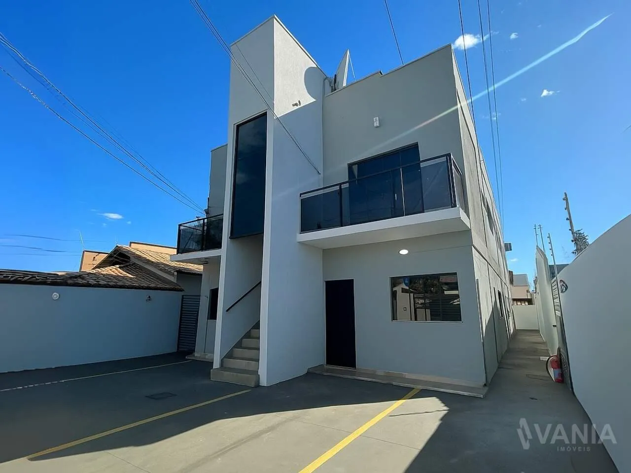 Apartamento térreo c/ 3 quartos sendo 1 suíte na 604 sul