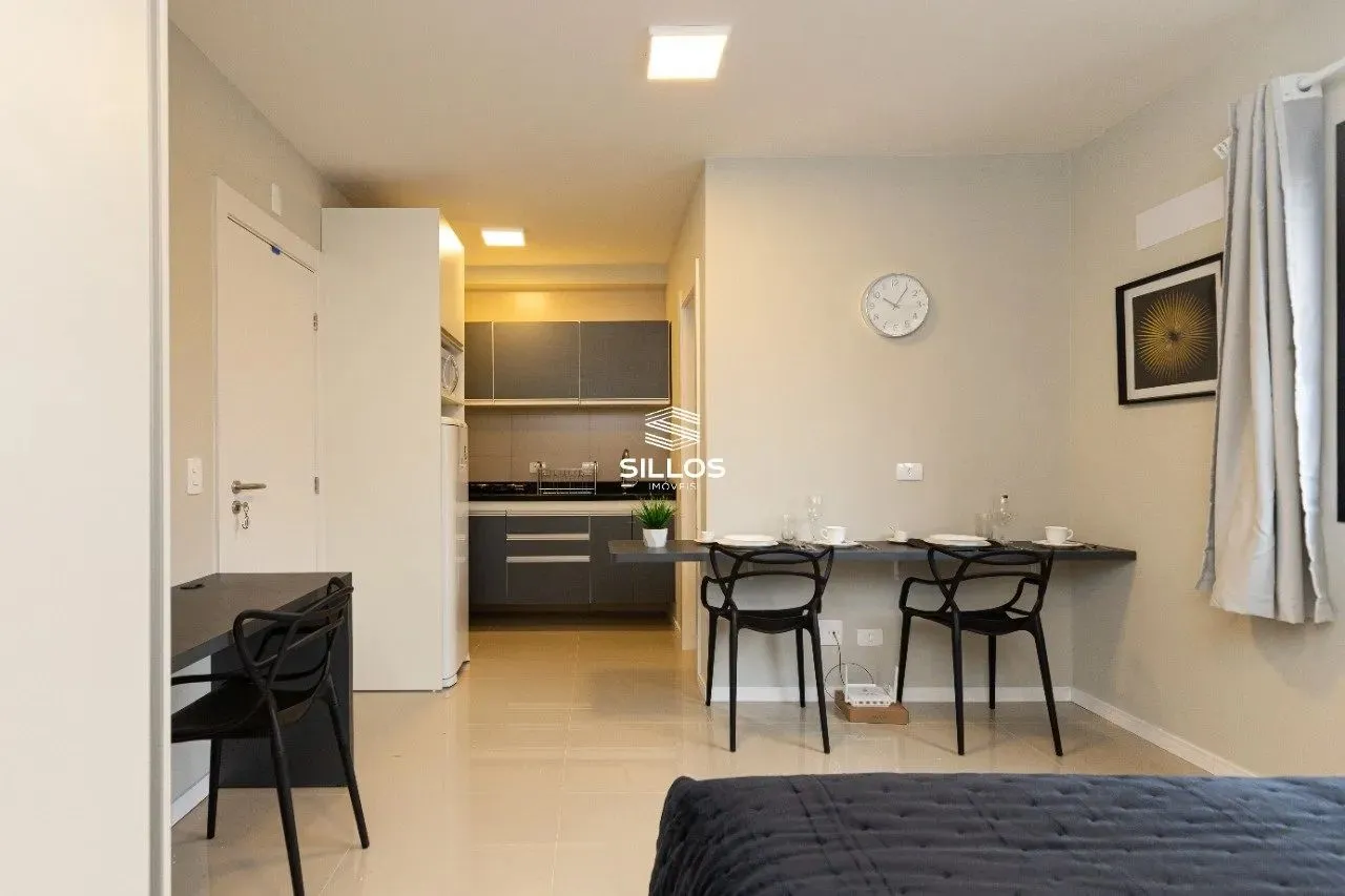 Studio mobiliado com 1 suíte para alugar no Centro de Curitiba