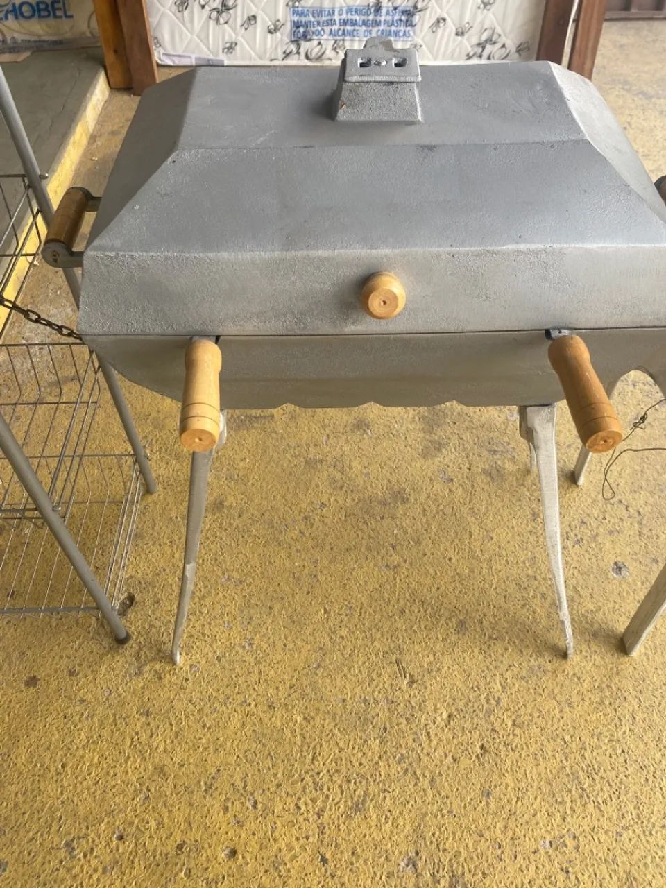 Churrasqueira de Ferro Fundido com pé 