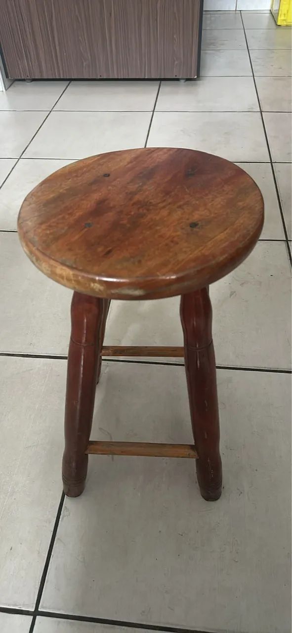 Banqueta de madeira maciça 
