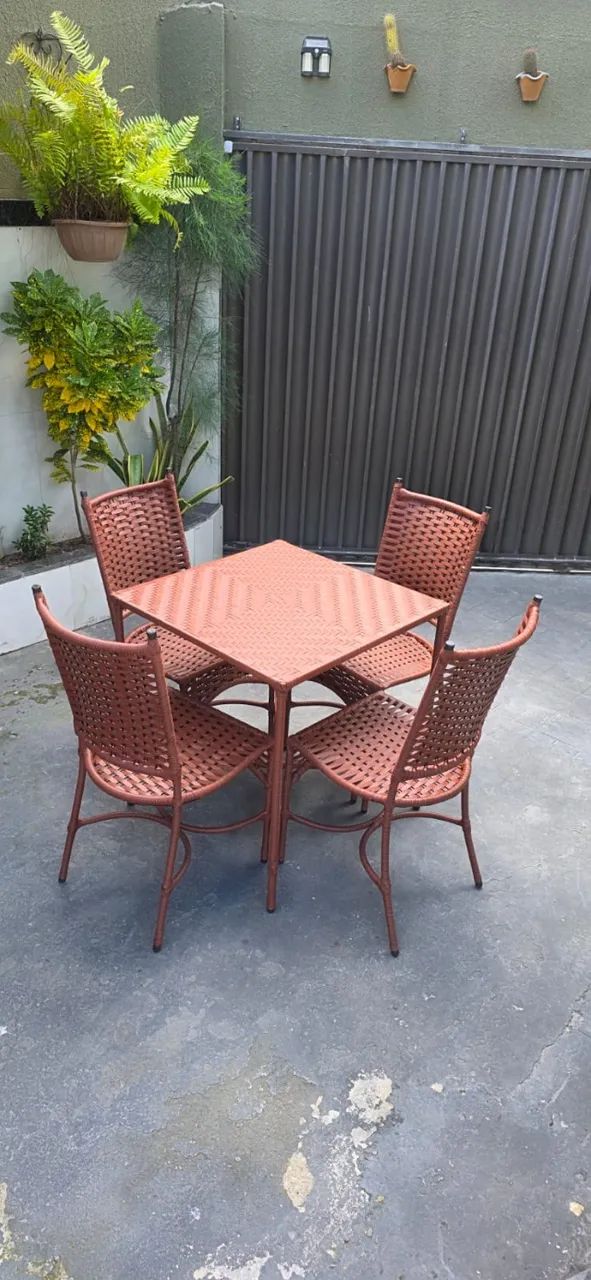 CONJUNTO DE MESAS E CADEIRAS 