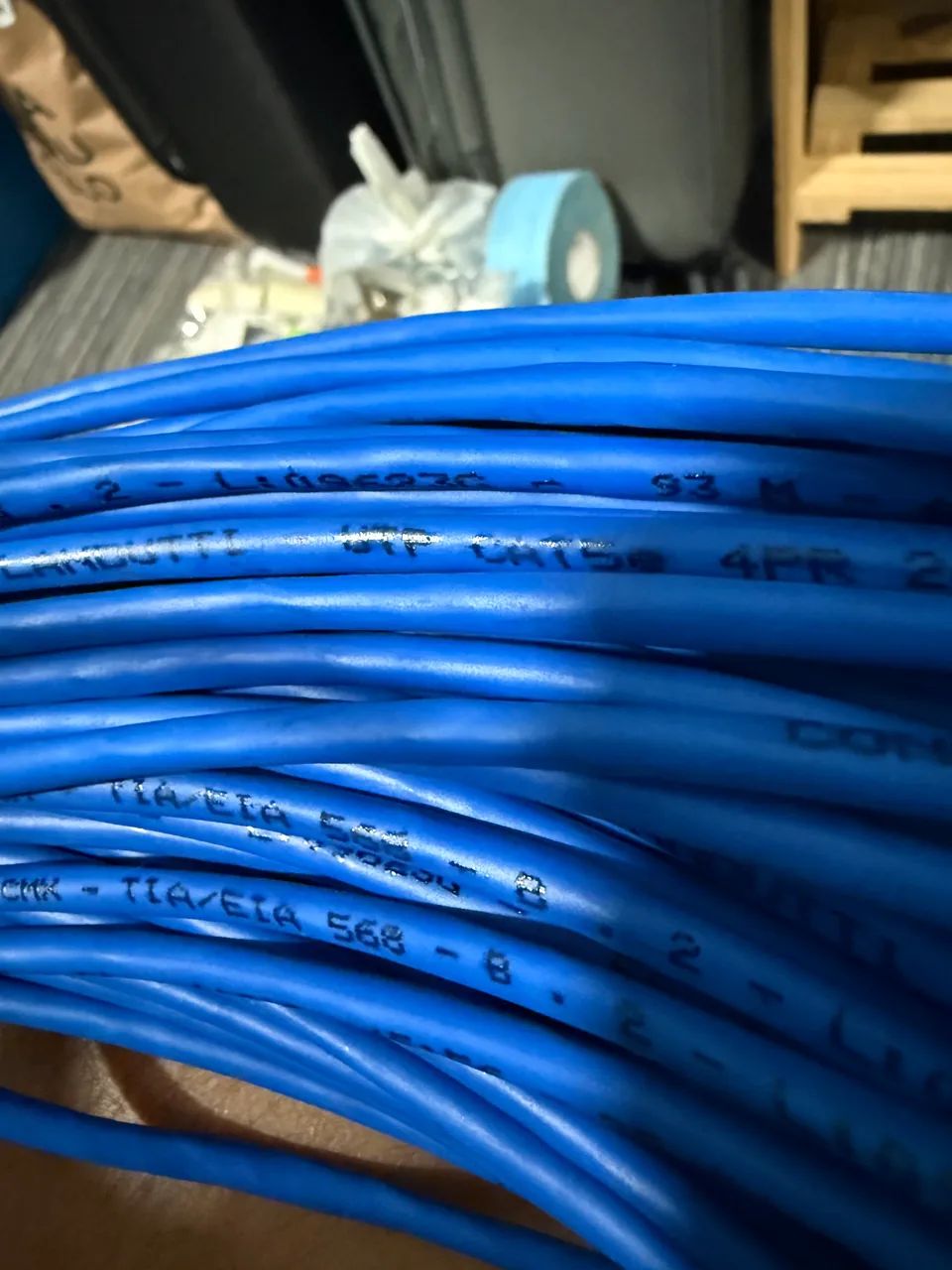 Cabos de rede UTP Cat 5e e conectores RJ45